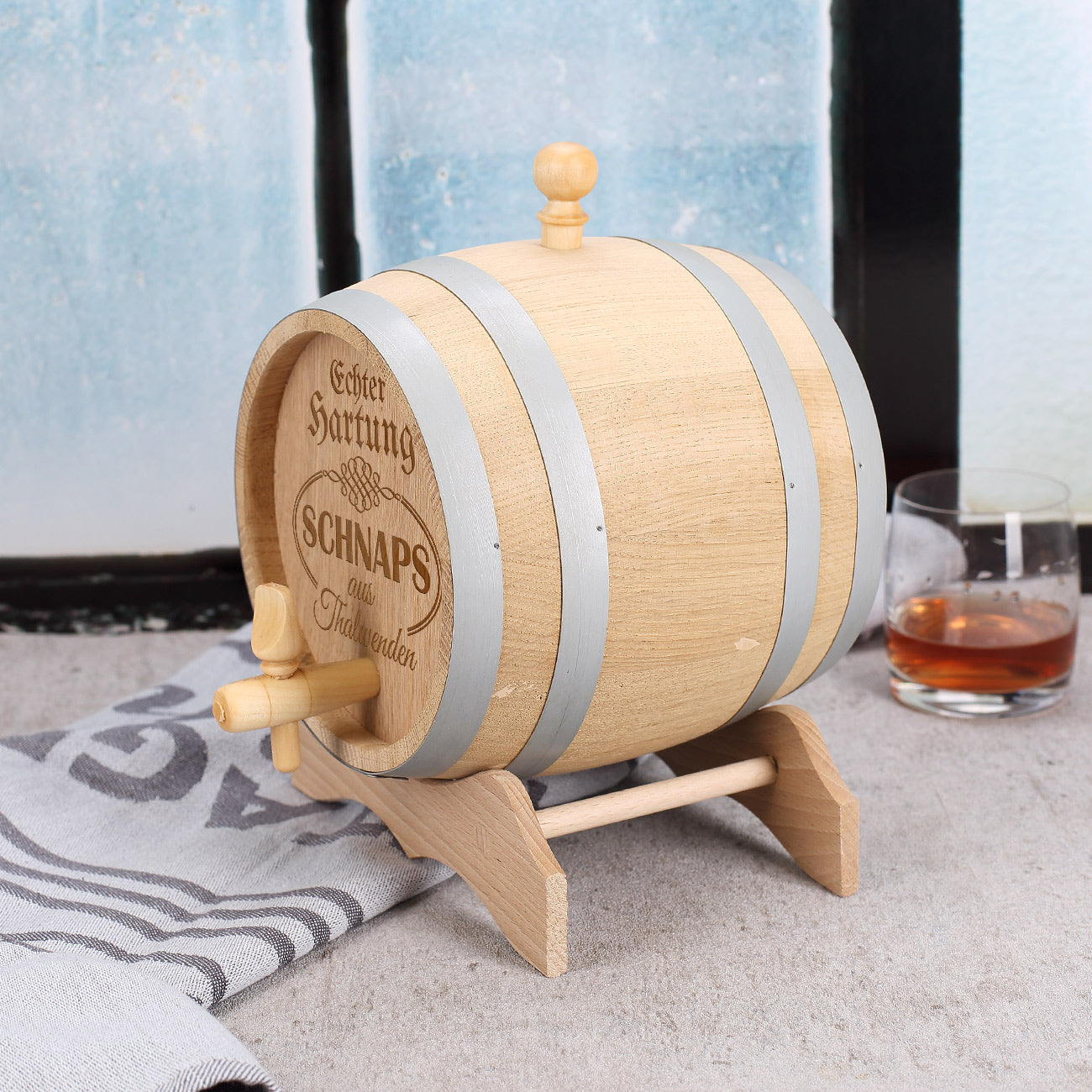 graviertes Holzfass für Schnaps steht sicher und fest auf entsprechenden mitgeliefertem Ständer