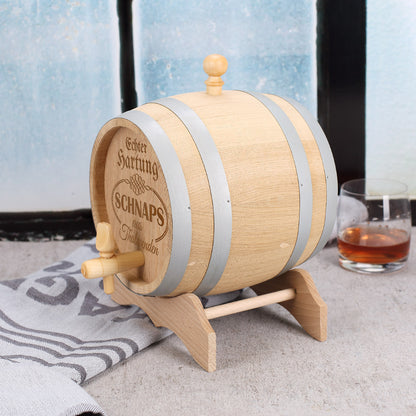 graviertes Holzfass für Schnaps steht sicher und fest auf entsprechenden mitgeliefertem Ständer