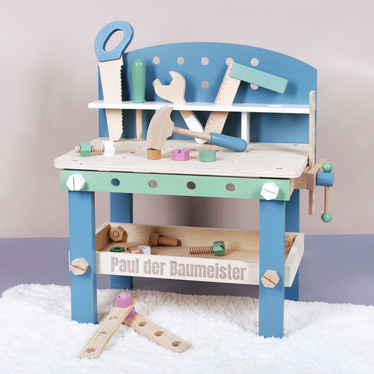 Kleine Werkbank aus Holz mit persönlicher Gravur