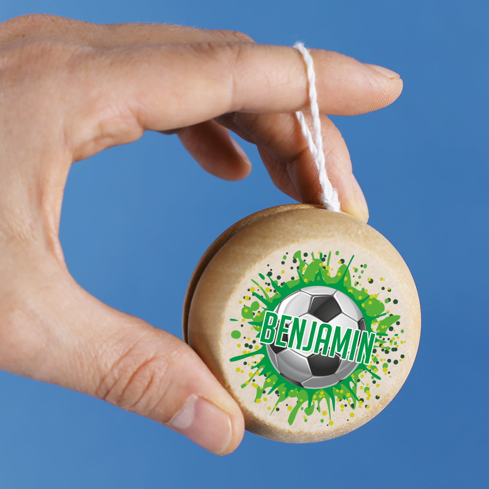 Yo-Yo mit Fußballmotiv, Name Benjamin, wird von einer Hand gehalten