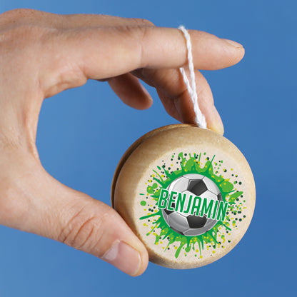 Yo-Yo mit Fußballmotiv, Name Benjamin, wird von einer Hand gehalten