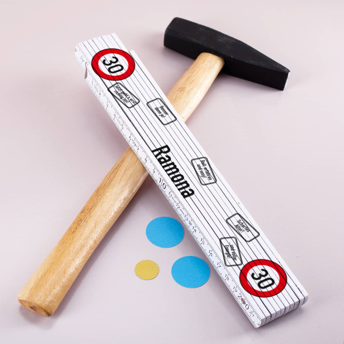 Weißer Zollstock mit rotem Verkehrszeichen und einem Namen Ihrer Wahl