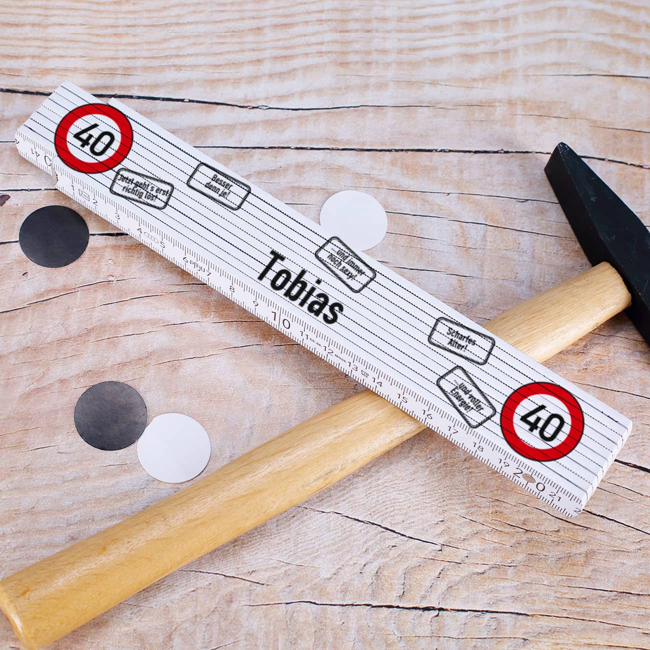 weißer Zollstock mit Namensaufrduck zum 40. Geburtstag