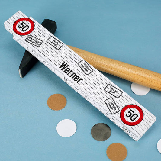Praktischer Zollstock aus Holz, mit einem Namen Ihrer Wahl und Verkehrszeichen zum 50. Geburtstag