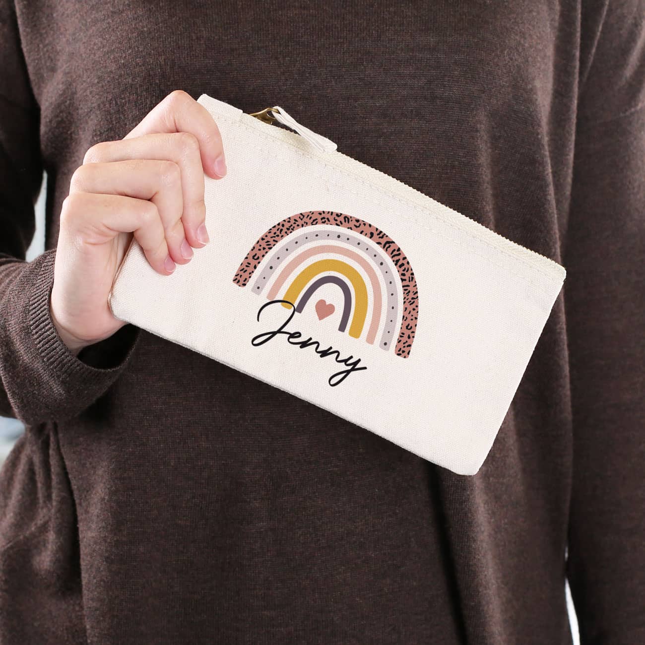 naturfarbenes Beautycase mit Regenbogen-Motiv und Name