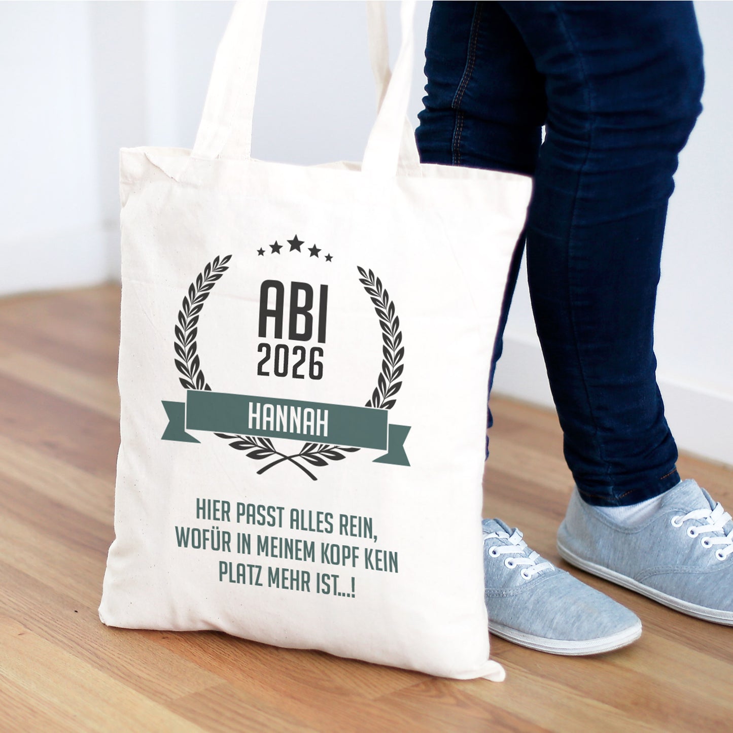 Beutel zum Abitur mit persönlichem Aufdruck gehalten von einer Person