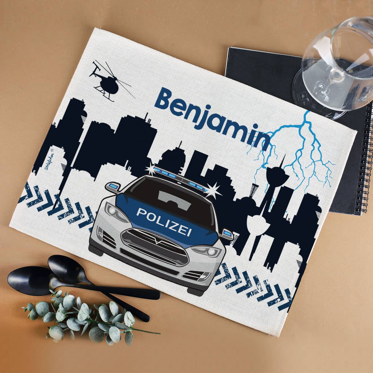 Polizeiauto und Skyline mit Wunschname auf Platzdeckchen gedruckt