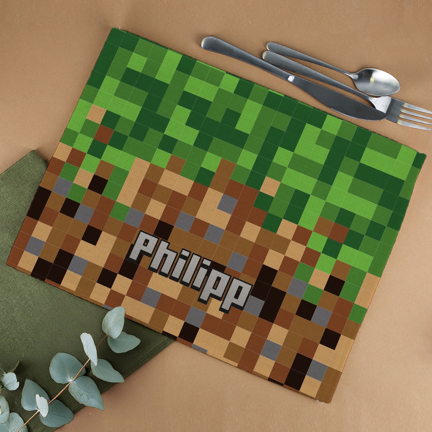 Pixel-Platzdeckchen mit Namensaufdruck im Block-Design auf Tisch