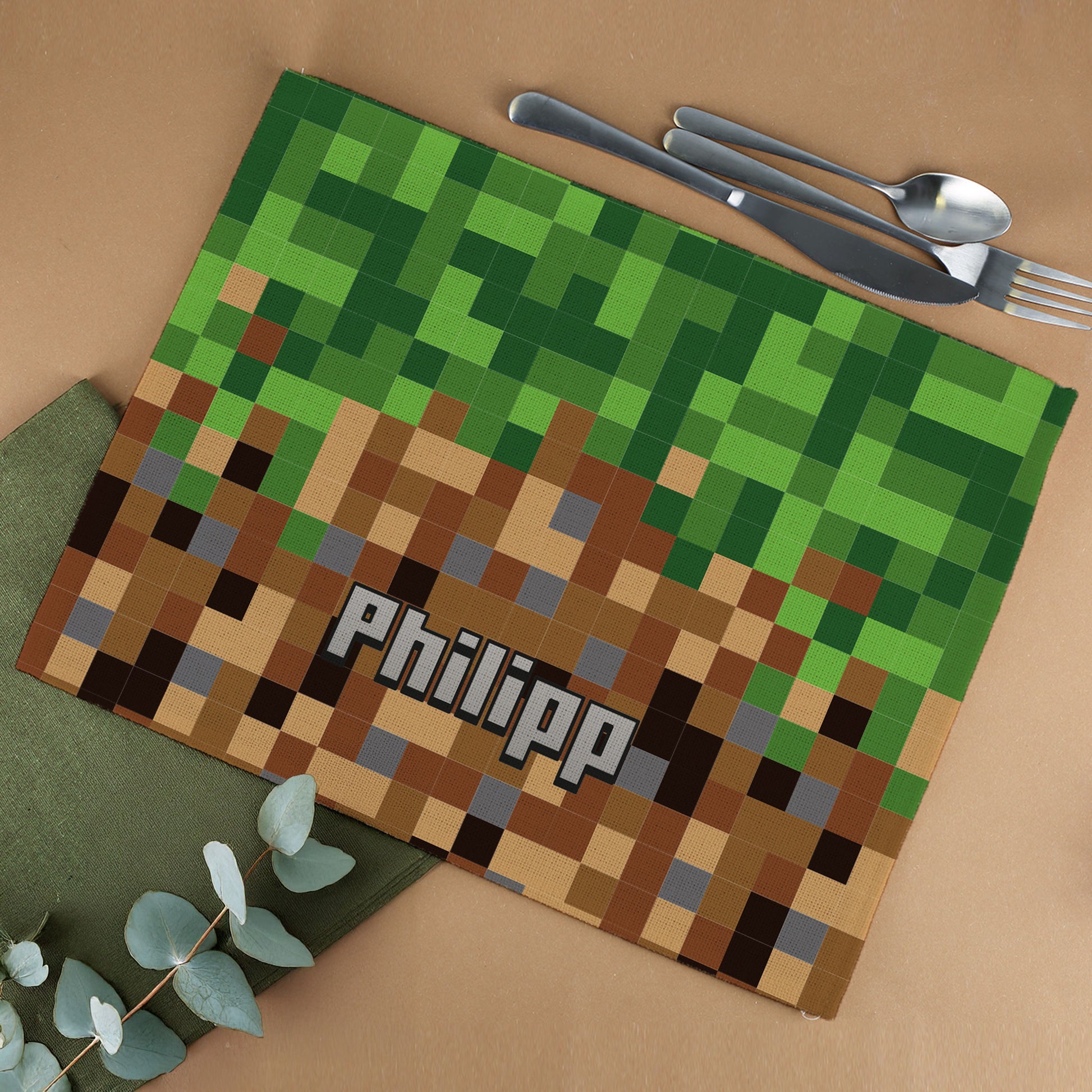 Pixel-Platzdeckchen mit Namensaufdruck im Block-Design auf Tisch