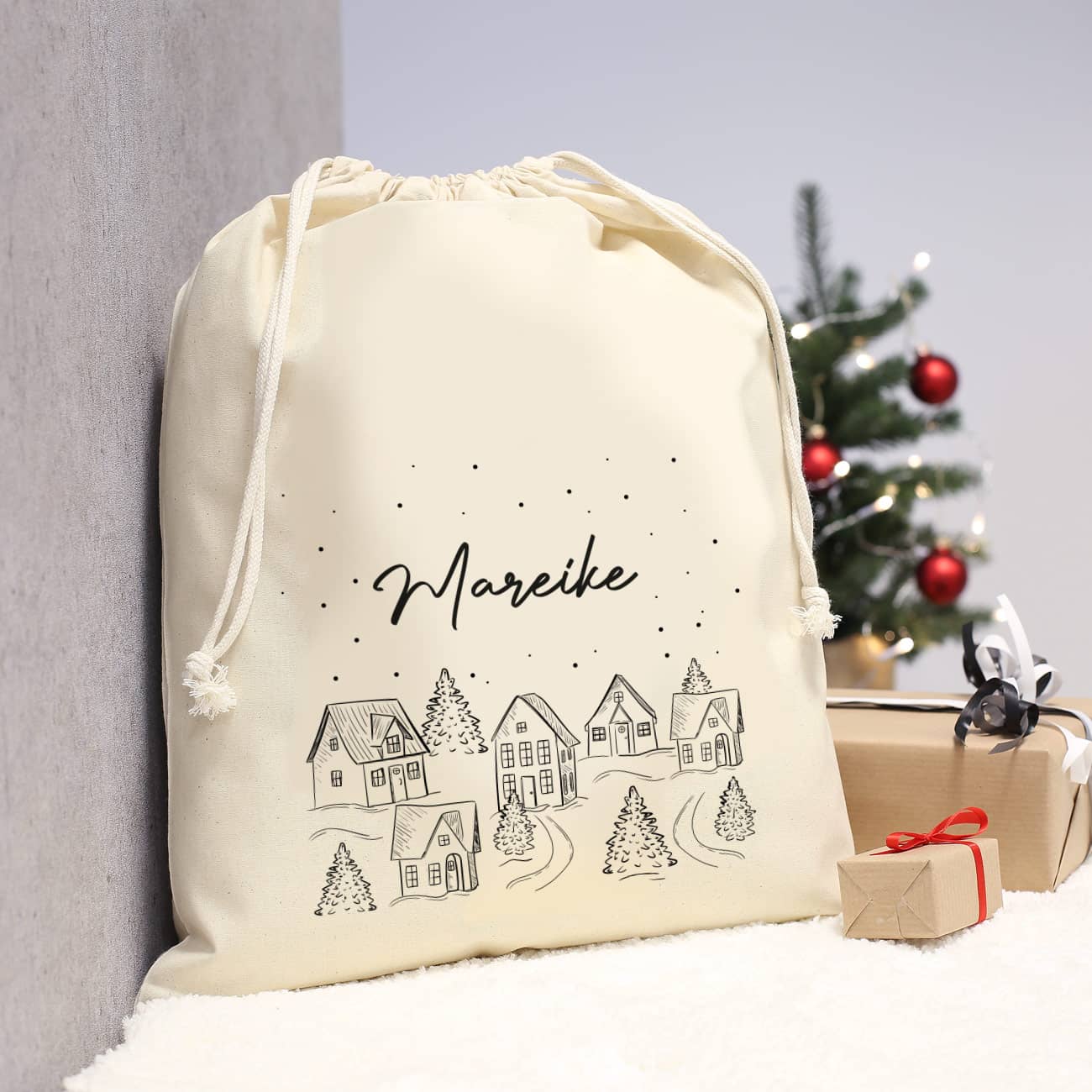 Geschenksack mit verschneiter Stadt und Name als Motiv