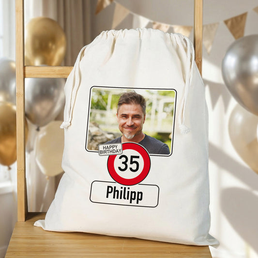 Personalisierter Geschenksack mit Foto, Name Philipp und Alter 35 vor Partydekoration