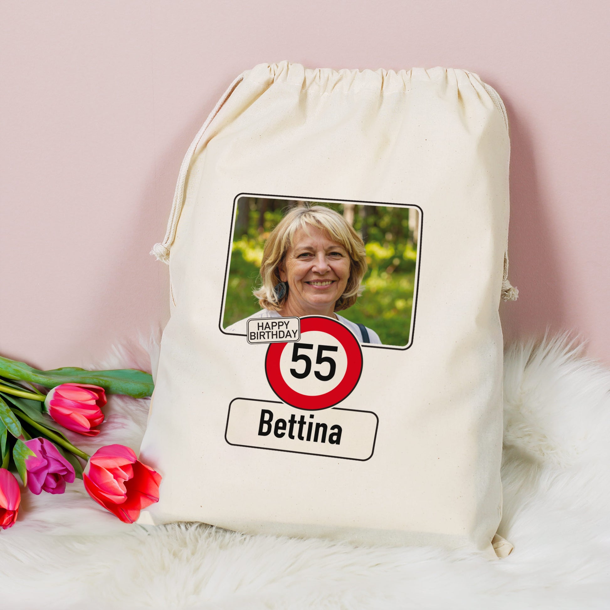 Geschenksack zum Geburtstag mit Foto und Aufdruck „55 Bettina“ dekoriert mit Tulpen