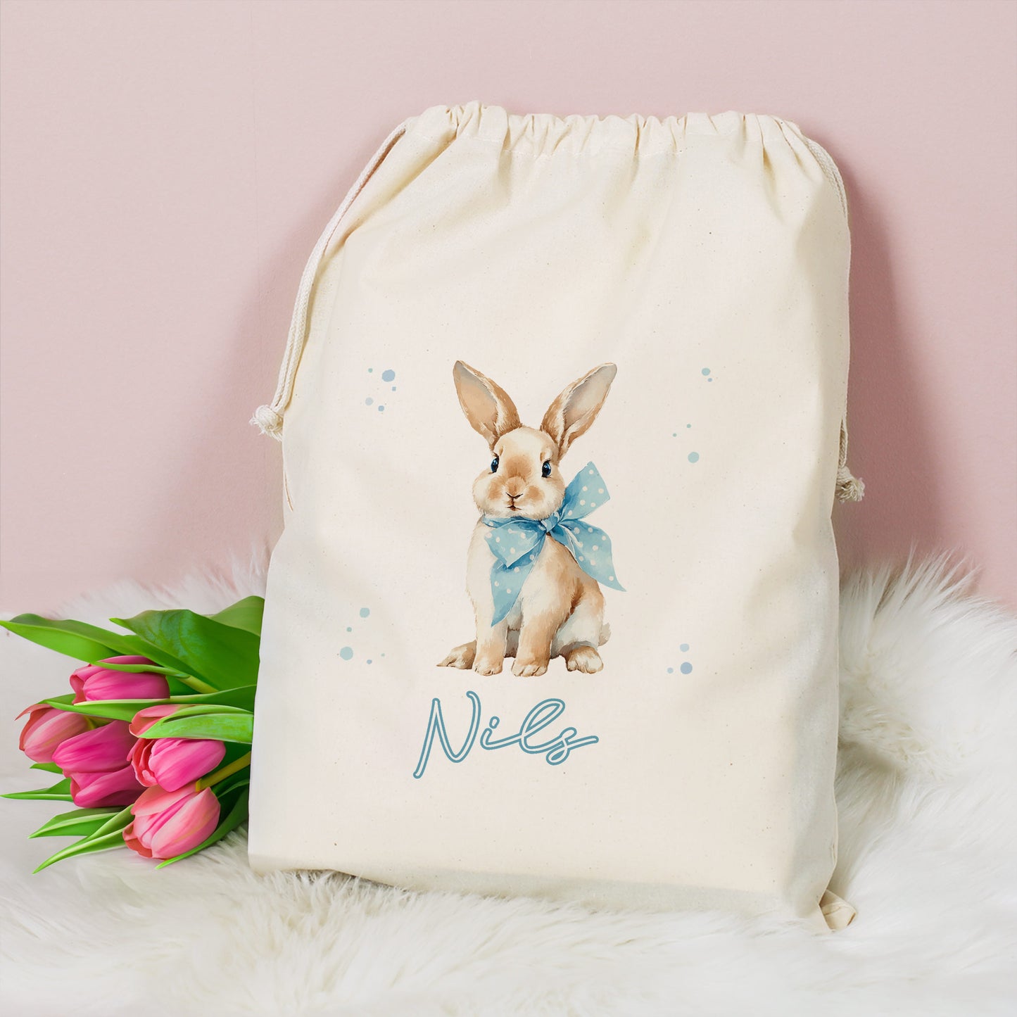 Großer personalisierter Geschenksack zu Ostern aus Baumwolle mit Hasenmotiv und Name vor Osterdeko