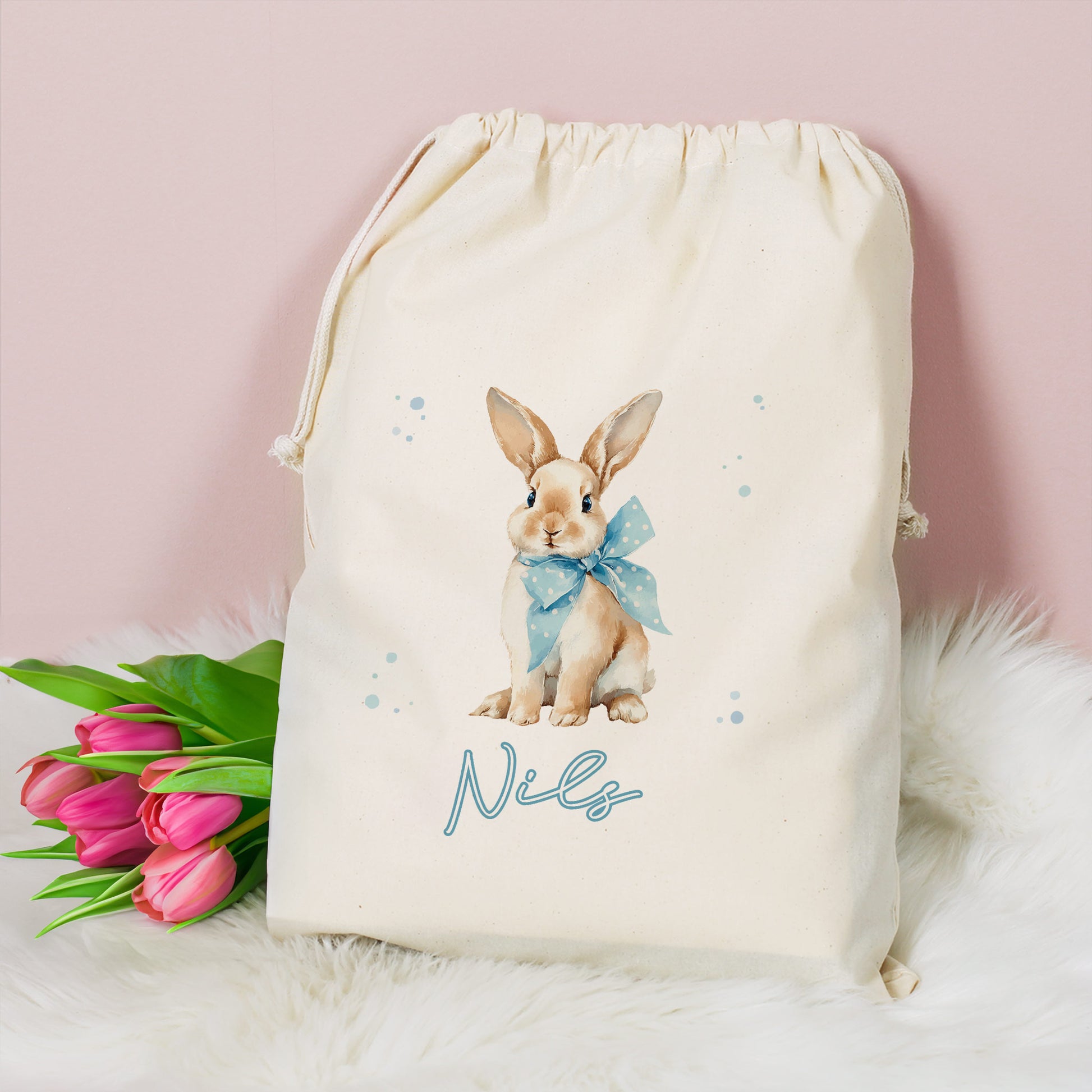 Großer personalisierter Geschenksack zu Ostern aus Baumwolle mit Hasenmotiv und Name vor Osterdeko