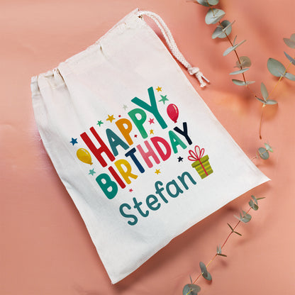 Mittelgroßer Stoffbeutel mit buntem Happy Birthday Motiv und individuellem Namen als Geschenkverpackung