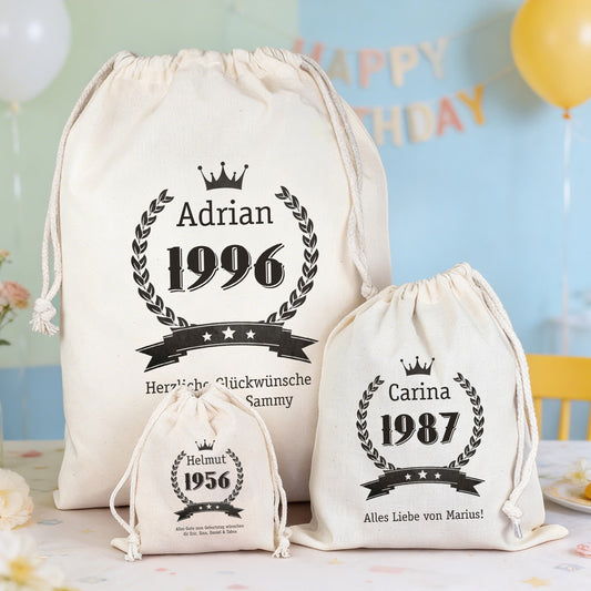 Geschenksäcke in drei Größen personalisiert mit Namen und Jahreszahlen als Geschenkverpackung