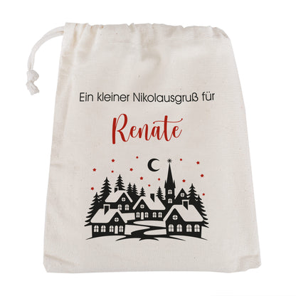 Freigestellter kleiner Nikolaussack mit Aufdruck „Ein kleiner Nikolausgruß für Renate“, Winterlandschaft mit Sternen und Tannen.