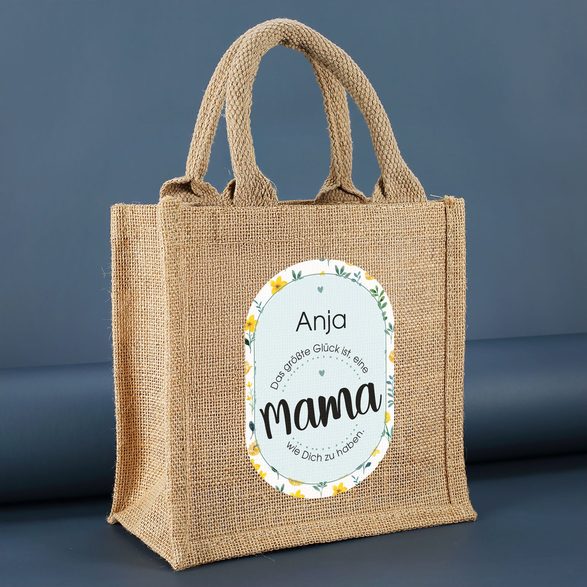 Personalisierbare Jute-Geschenktasche für Mama von der Seite fotografiert auf grauem Hintergrund
