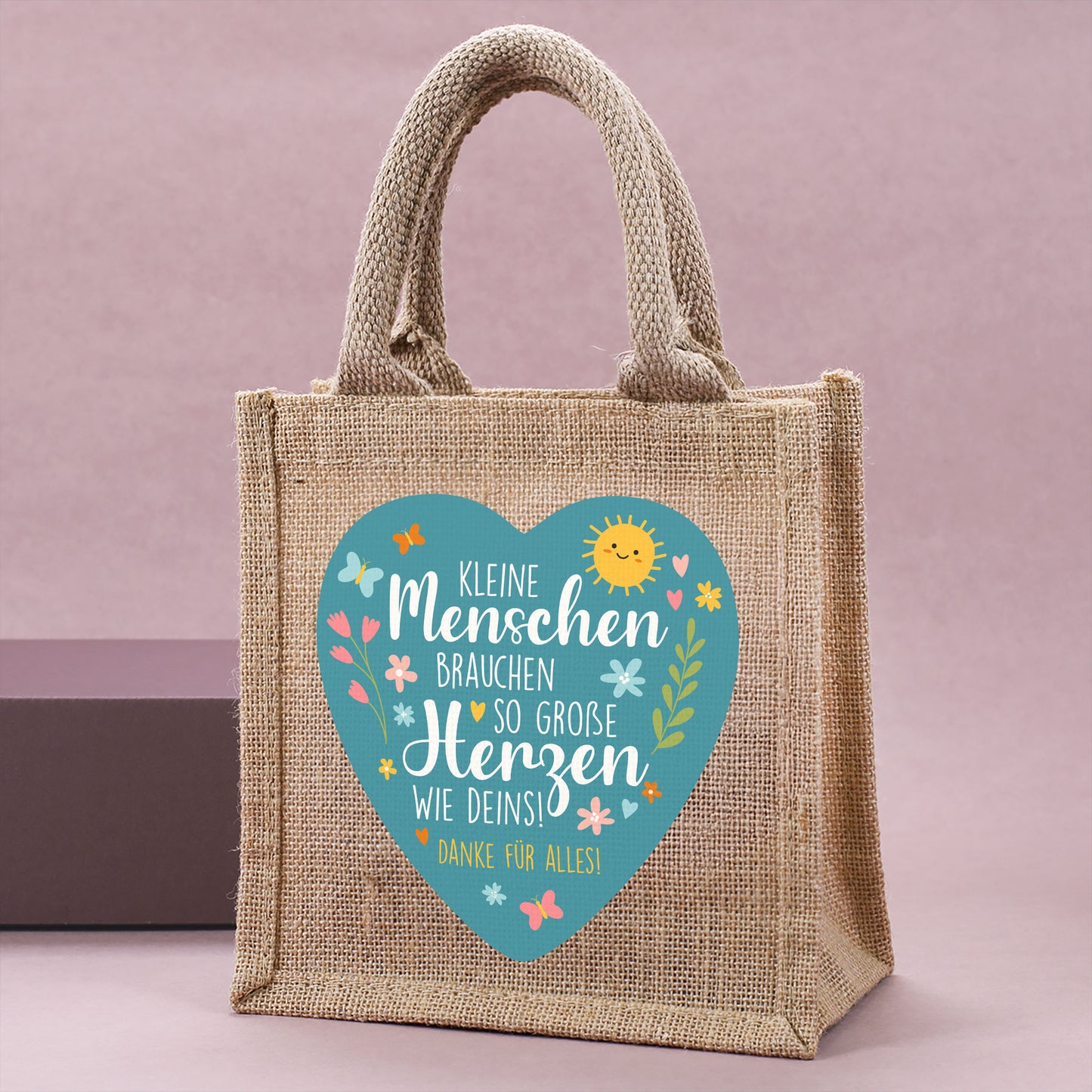 Jute-Geschenktüte als Dankeschön für Erzieher mit Wunschtext und Herz-Motiv