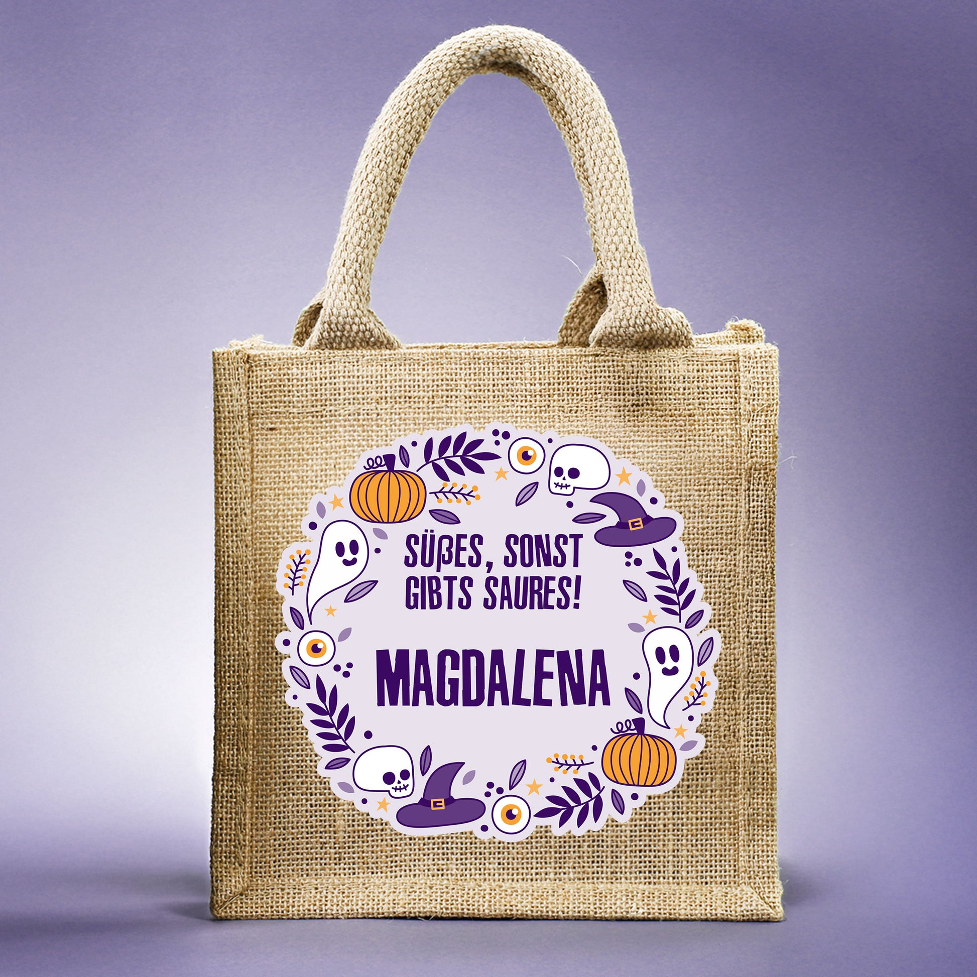 Jutetüte zu Halloween mit individuellem Namensaufdruck, gestaltet mit Kürbissen, Geistern und Totenköpfen.