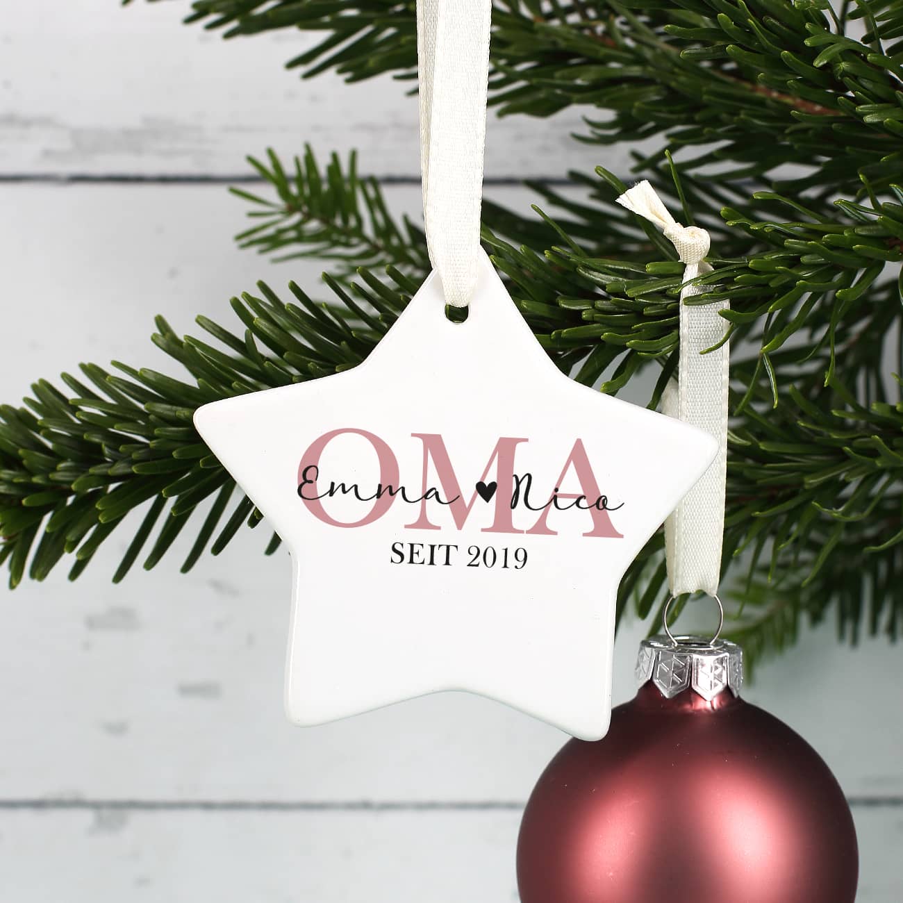 Keramikanhänger mit Text und Jahr zu Weihnachten