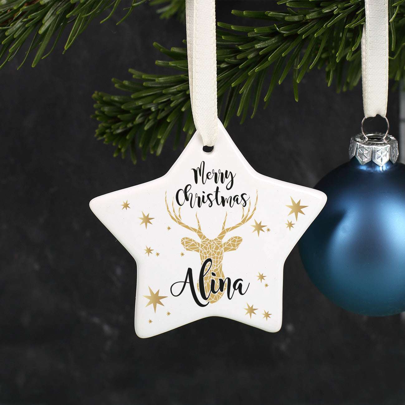 Moderner Christbaumschmuck mit Rentier und Ihrem Wunschnamen