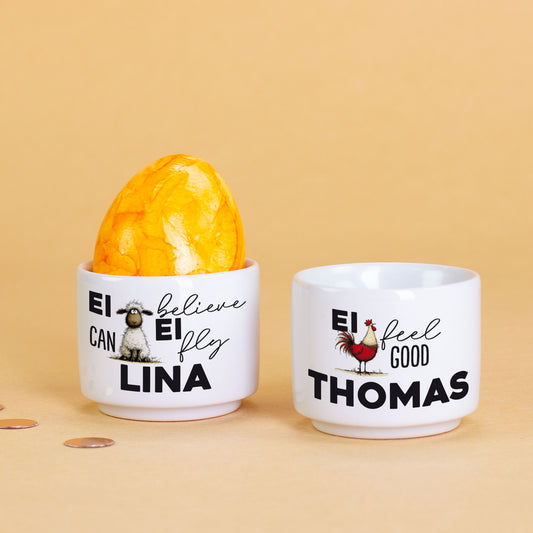 Personalisierter Keramik Eierbecher mit Ei-Spruch und Name Lina sowie Schaf Motiv zu Ostern mit gefärbtem Ei