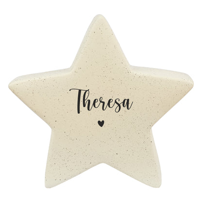 Freigestellter großer Keramikstern mit dem Namen „Theresa“ und kleinem Herz als Motiv.