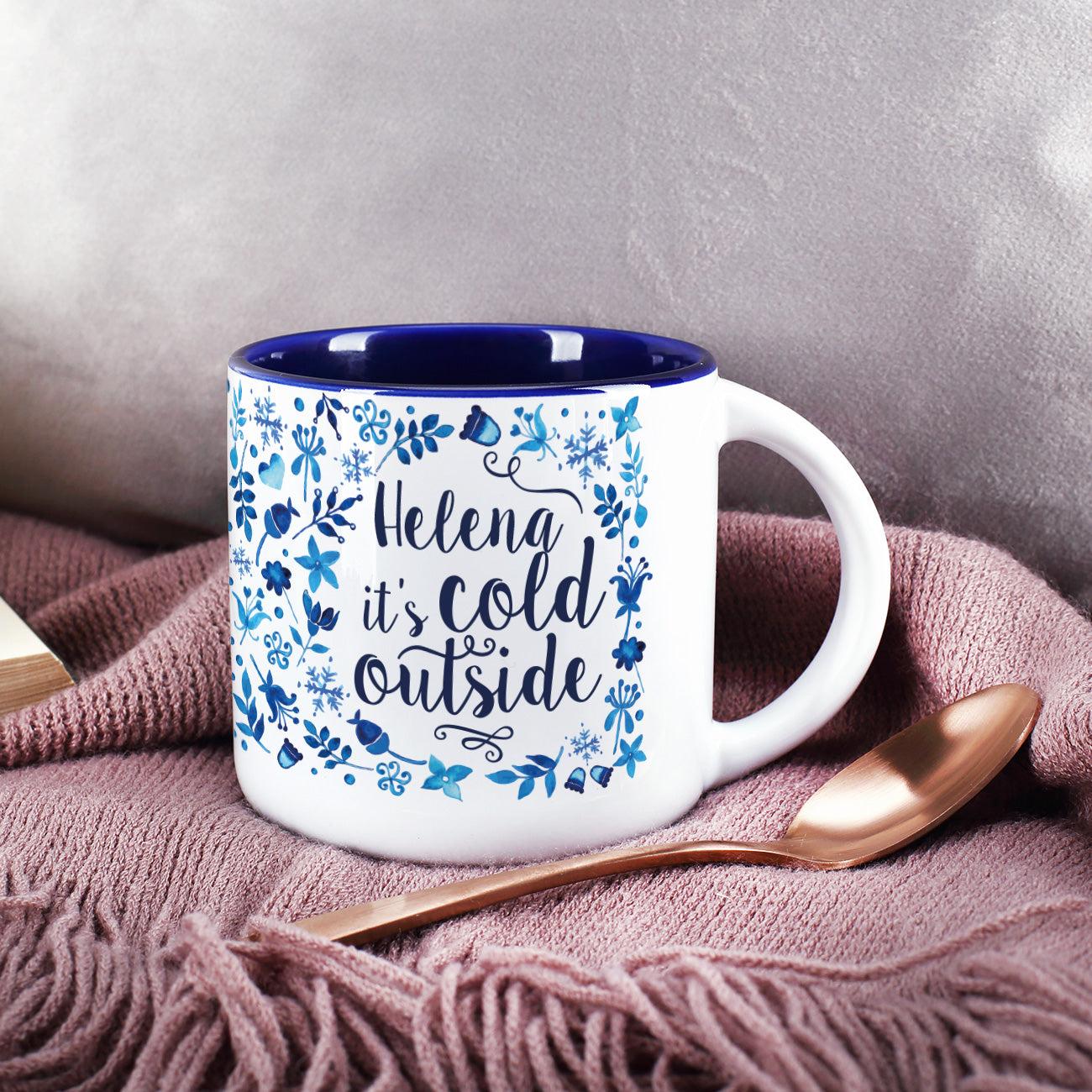 Große winterliche Tasse - it's cold outside - mit Name, Schneeflocken und Blüten