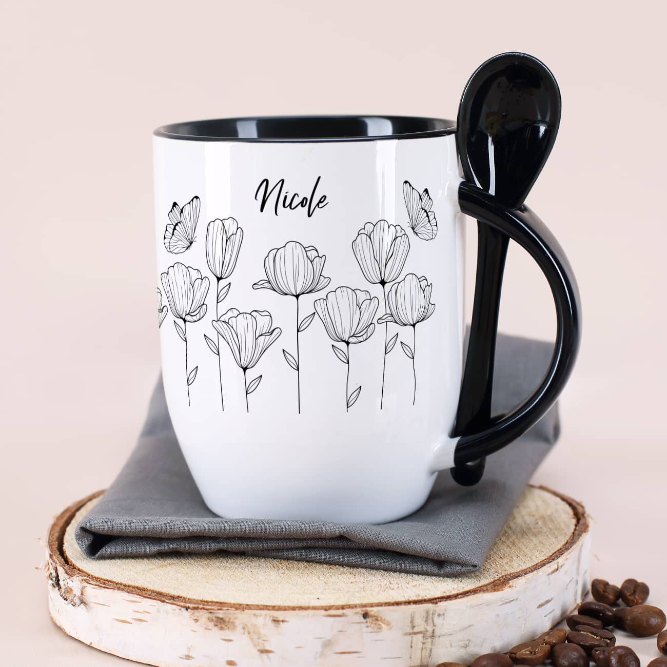 Schwarze Löffeltasse mit Blumen-Motiv und Name bedruckt