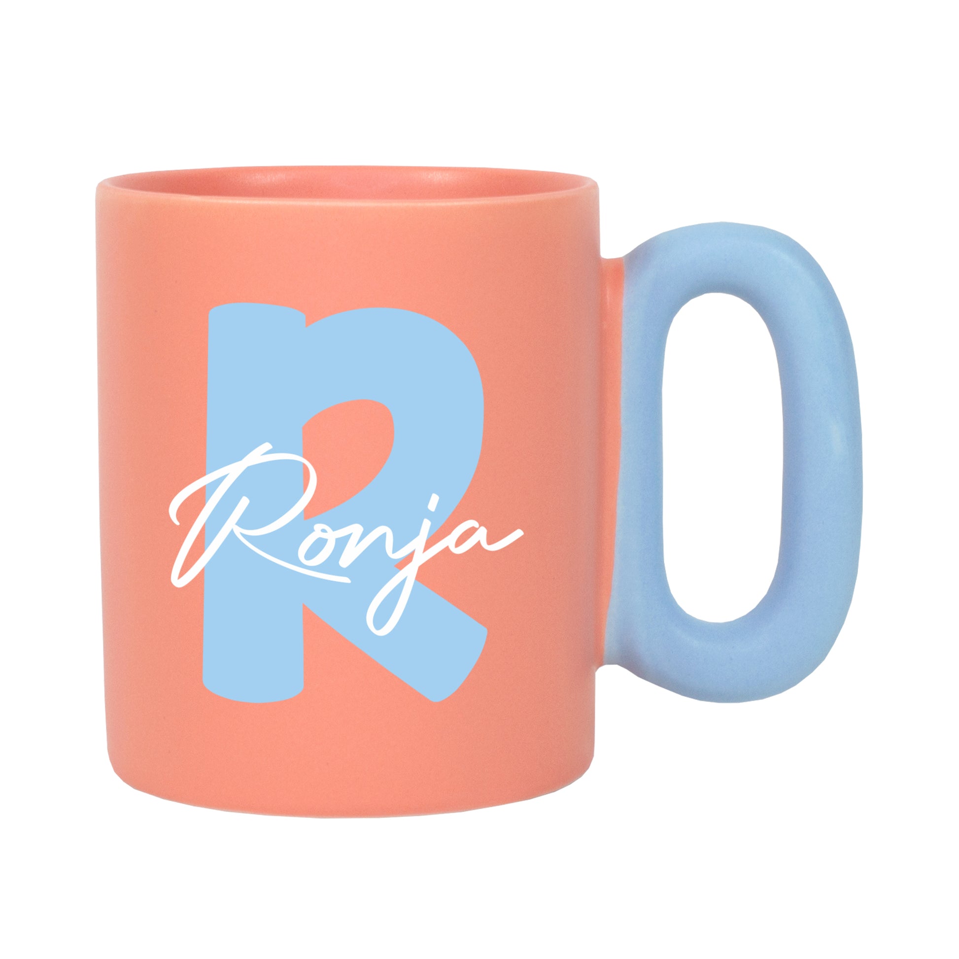 Personalisierte korallfarbene Tasse mit Initiale und Name freigestellt