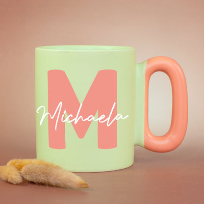 Grüne Tasse mit Initiale M und Name Michaela im modernen Design