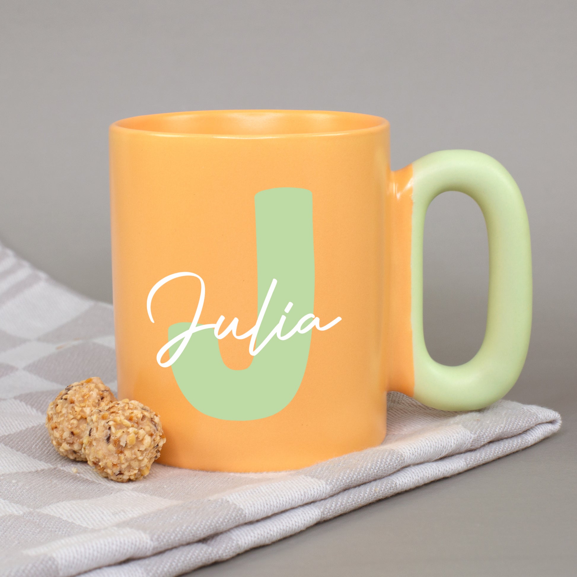 Orange Tasse mit Initiale J und Name Julia mit hellgrünem Griff