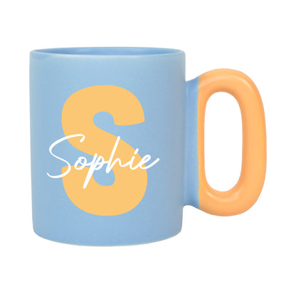 Personalisierte blaue Tasse mit Initiale und Name freigestellt