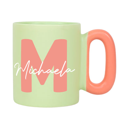 Personalisierte grüne Tasse mit Initiale und Name freigestellt