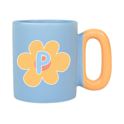Freigestellte blaue Tasse mit Blumenmotiv und Initiale