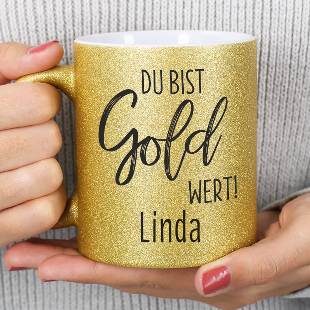 goldene Glitzertasse mit dem Namen bedruckt