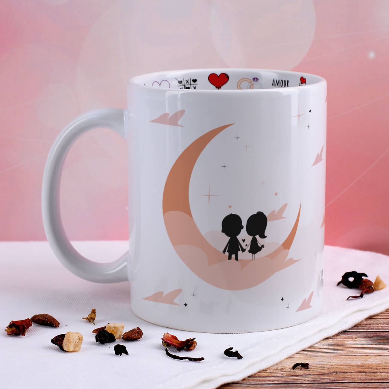 Niedliches Pärchen im Mond auf der Tasse