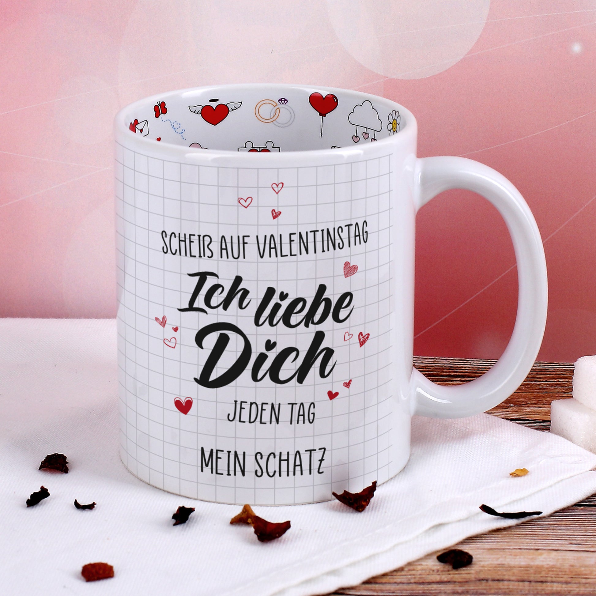 Weiße Tasse mit Herzmuster innen und Aufdruck „Ich liebe dich jeden Tag“, Ansicht schräg von vorn