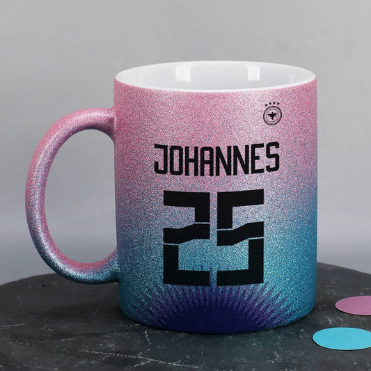 Glitzertasse in Fußballtrikot-Optik mit Name und Alter