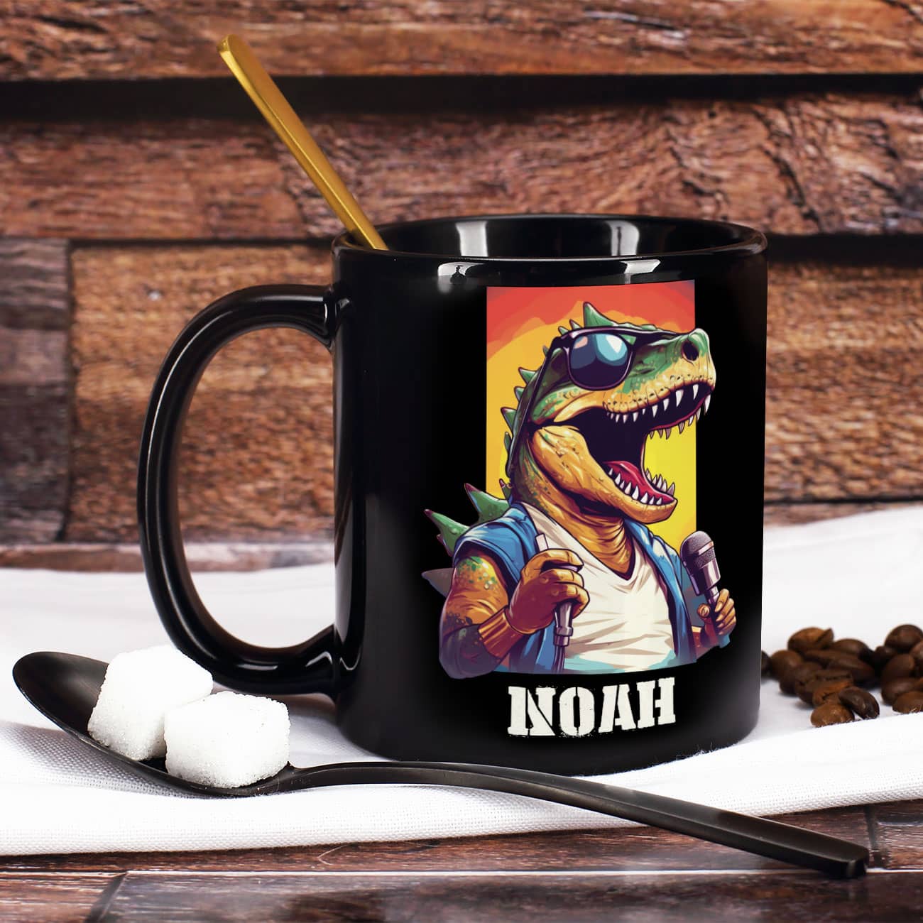 Persönliche schwarze Tasse mit rockenden Dinosaurier und Wunschname