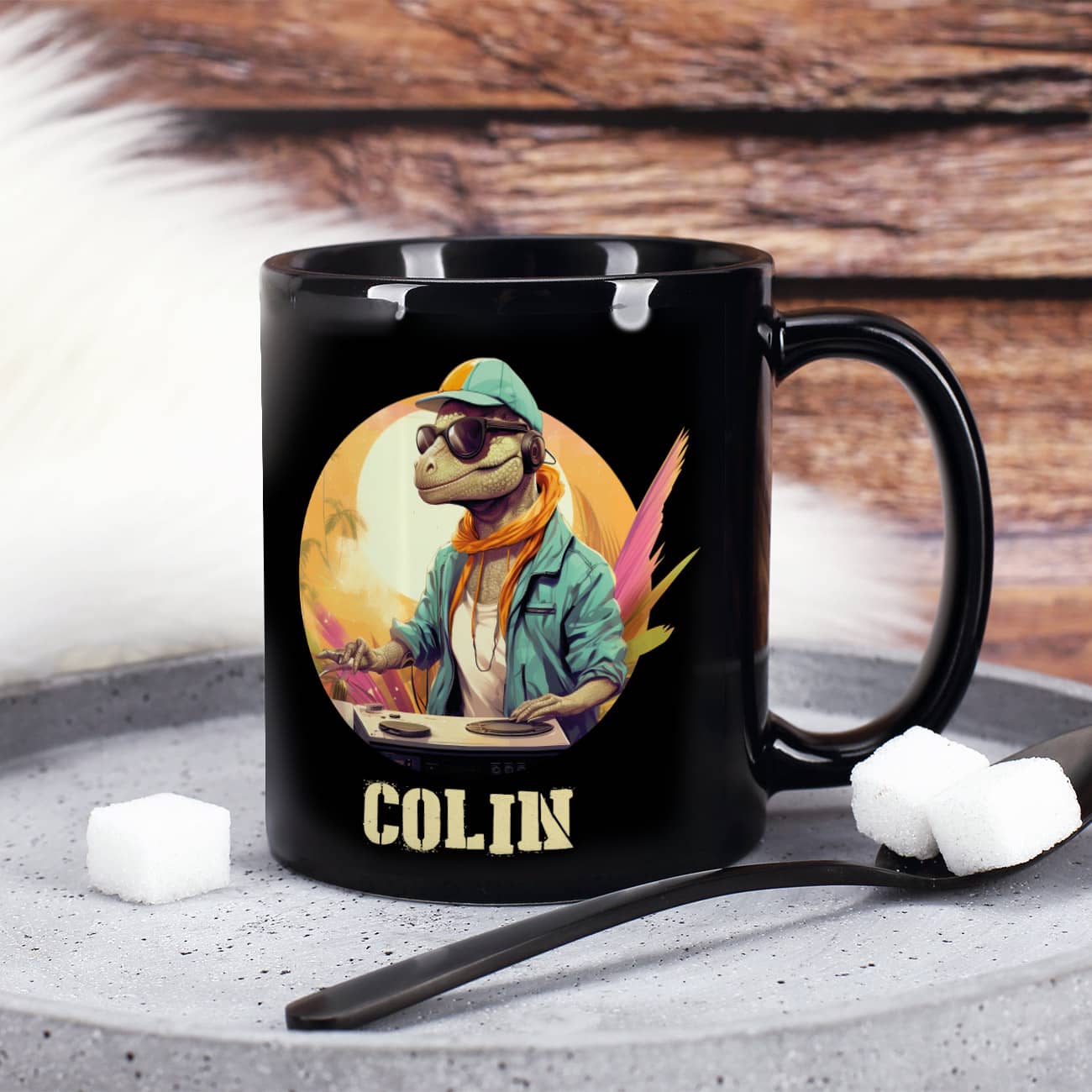 Schwarze Tee-Tasse mit coolen Dino-DJ und Ihrem Wunschnamen