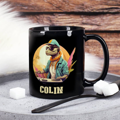Schwarze Tee-Tasse mit coolen Dino-DJ und Ihrem Wunschnamen