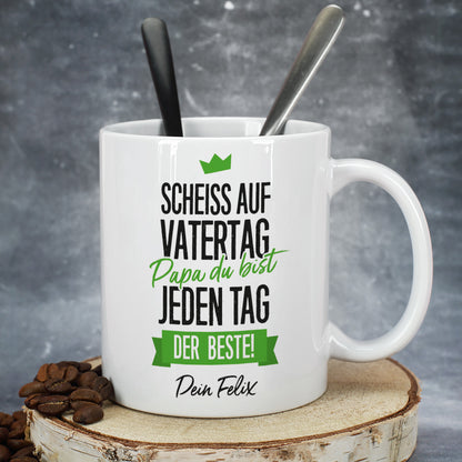 Tasse zum Vatertag - Scheiß auf Vatertag, Papa du bist jeden Tag der Beste! mit Wunschtext