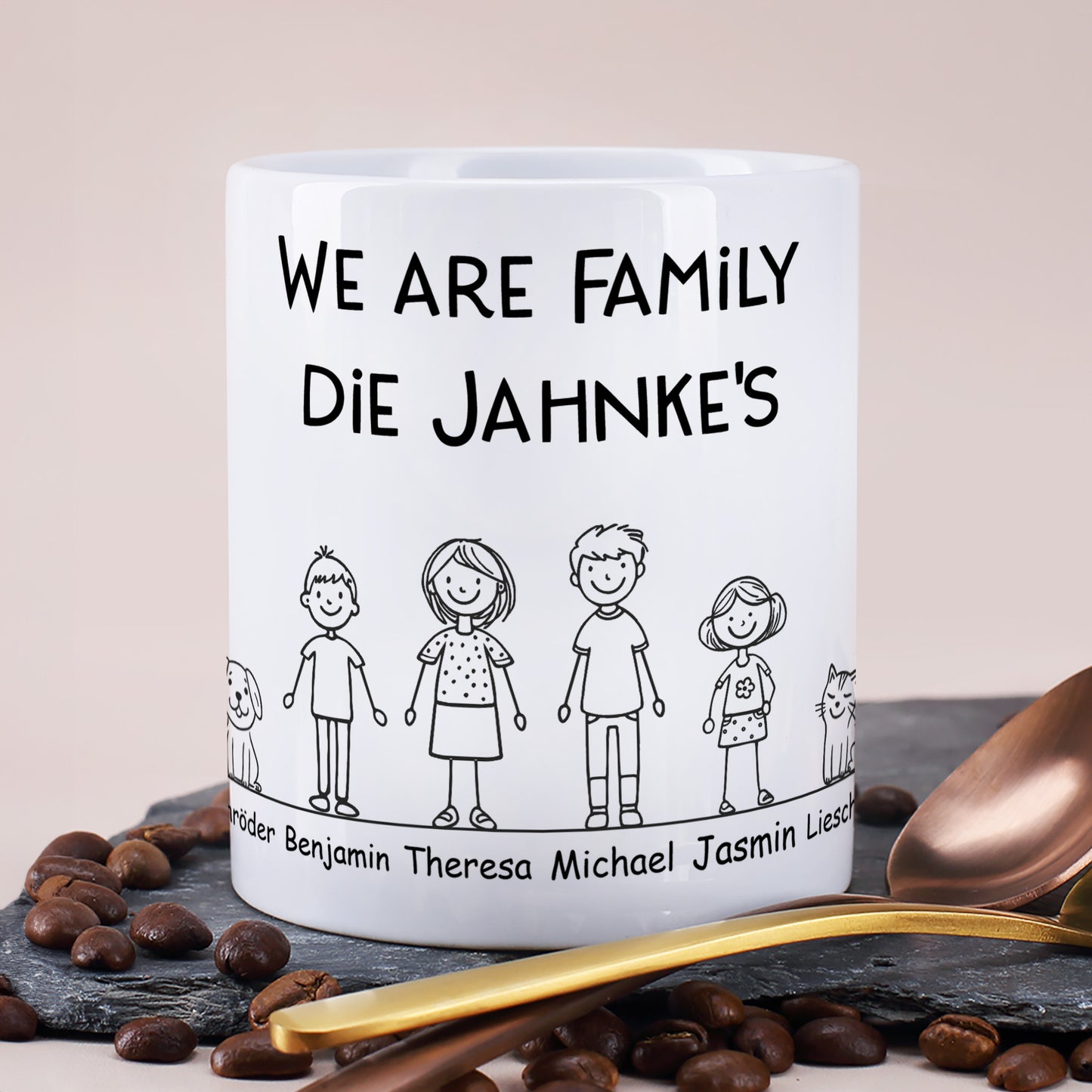 Weiße Keramiktasse mit Aufdruck „WE ARE FAMILY“ und Familienfiguren, personalisiert mit Nachname und Vornamen