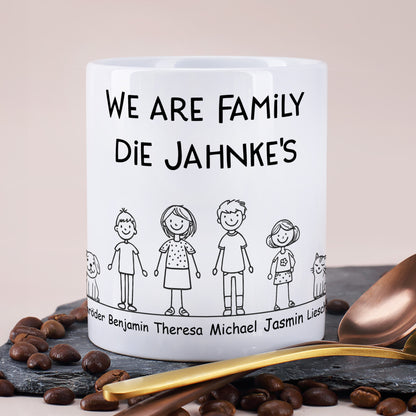 Weiße Keramiktasse mit Aufdruck „WE ARE FAMILY“ und Familienfiguren, personalisiert mit Nachname und Vornamen