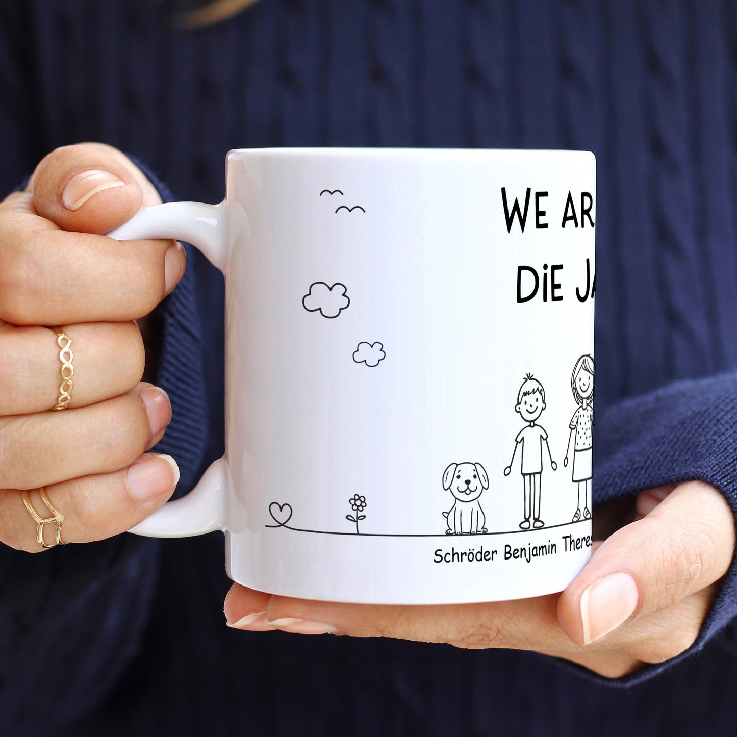 Detailansicht der Familientasse seitlich mit kleinen Wolken- und Herzsymbolen sowie Hund-Figur am unteren Rand