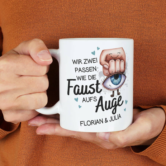 Wir zwei passen wie die Faust aufs Auge - Tasse mit Ihren Wunschnamen