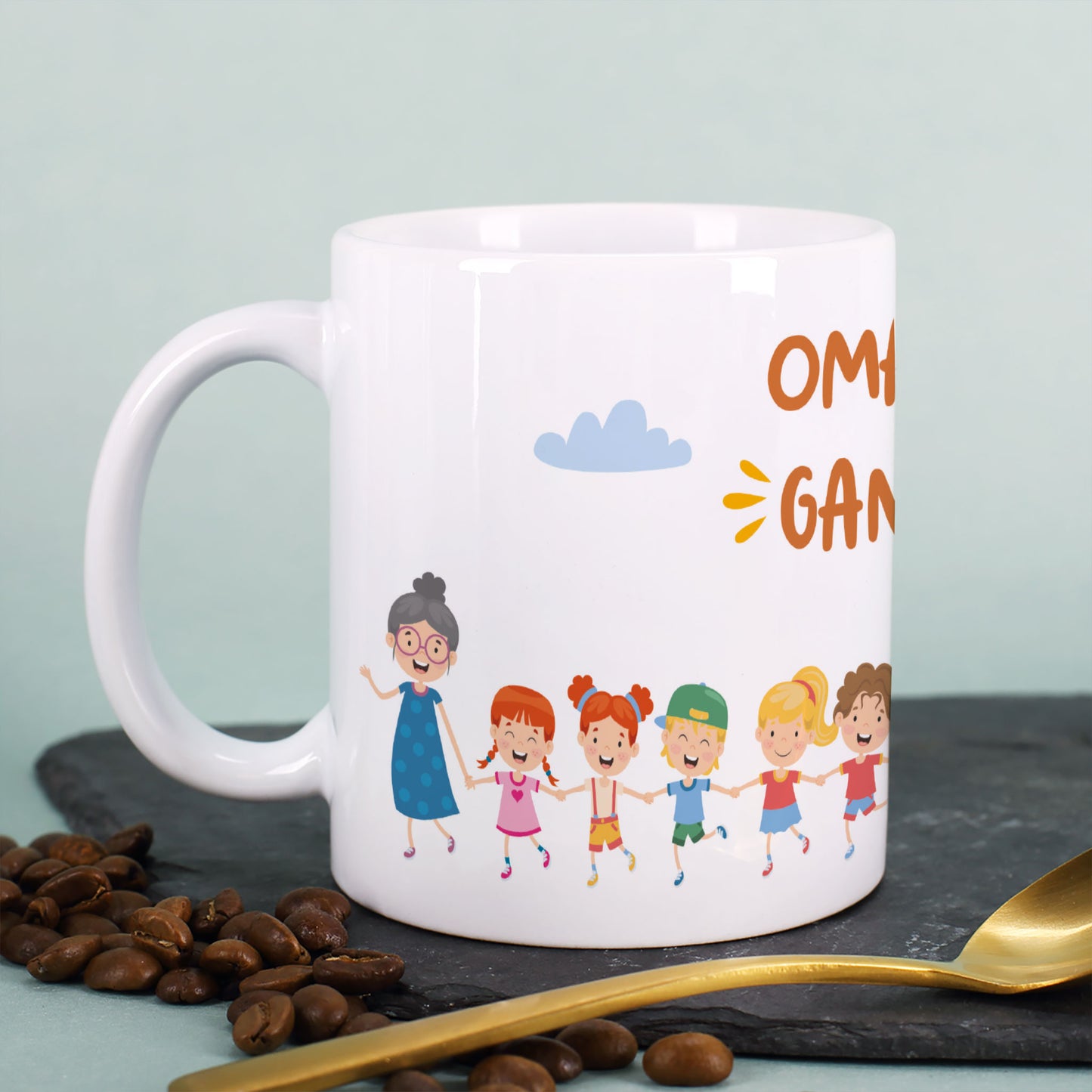 Tasse mit Motiv „Omas Gang“, Oma und fünf Kinderfiguren, Kaffeebohnen im Vordergrund