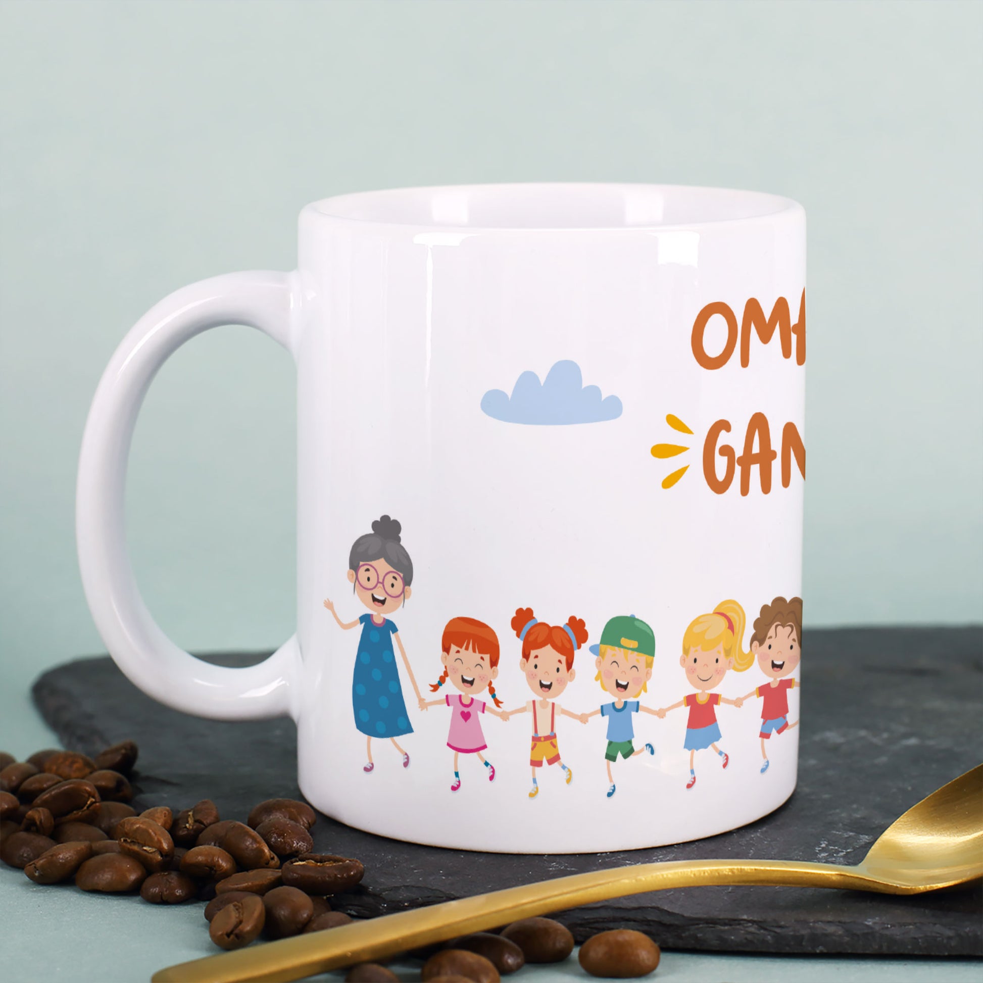 Tasse mit Motiv „Omas Gang“, Oma und fünf Kinderfiguren, Kaffeebohnen im Vordergrund